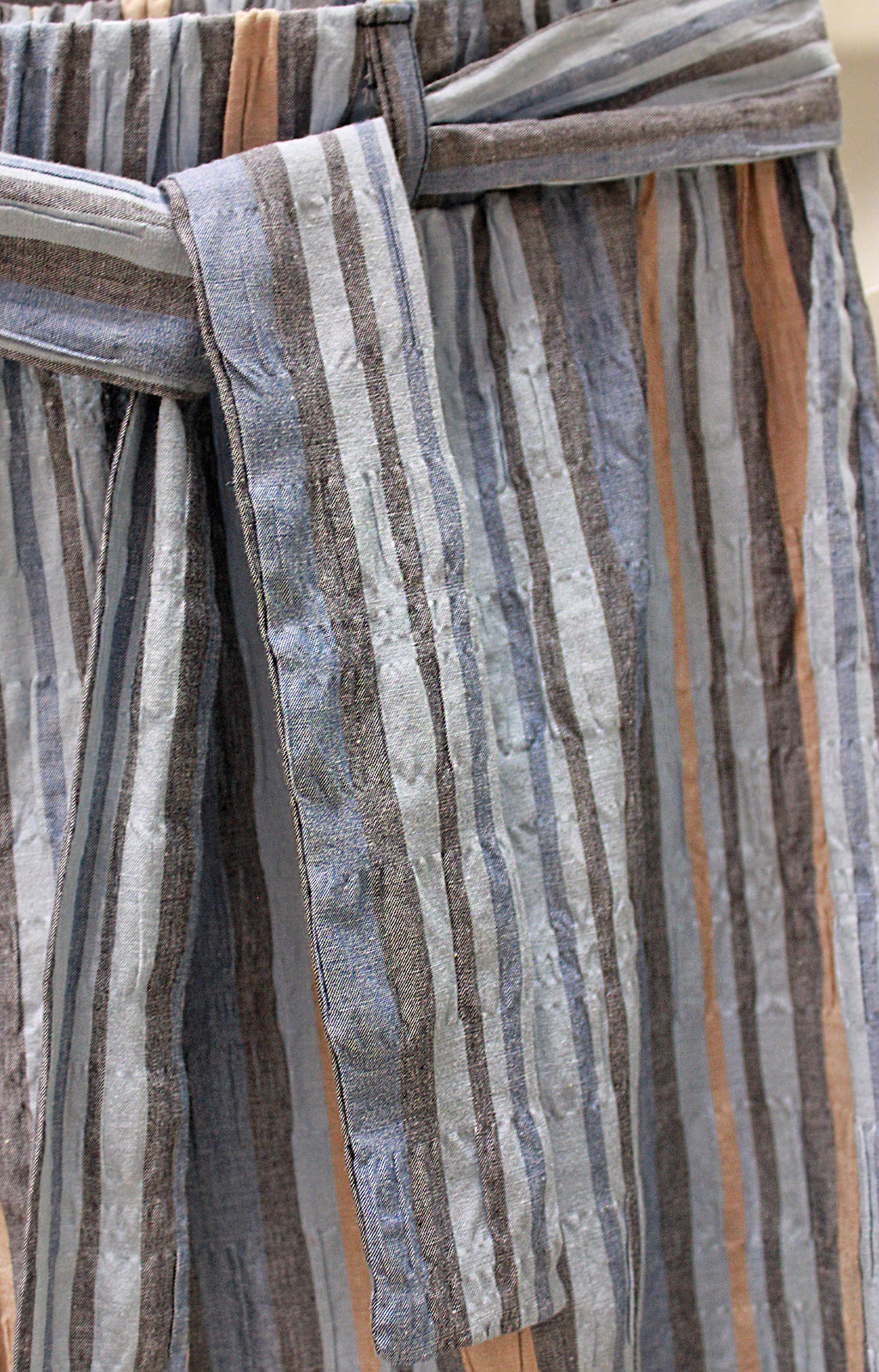 Pantalone leggero a righe irregolari